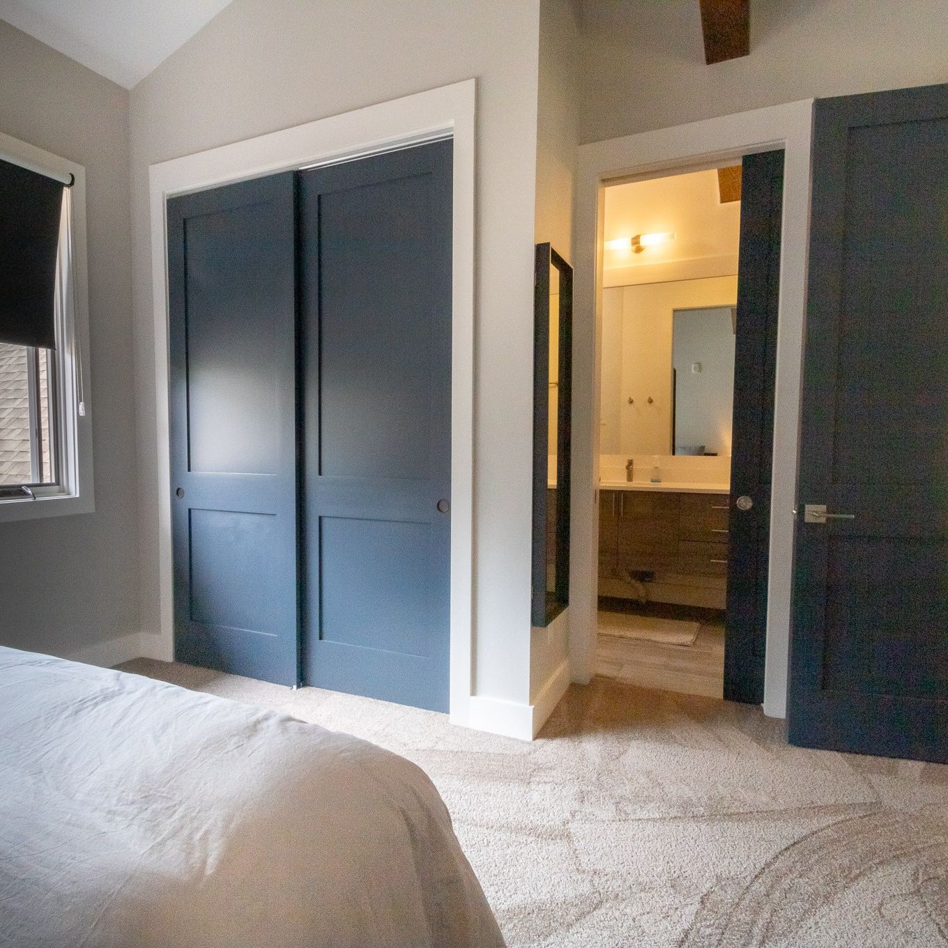 This image has an empty alt attribute; its file name is jim-jaeger-master-bedroom-2-e1601663712122.jpg